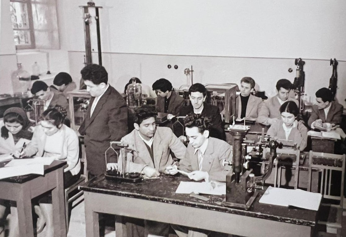 Fizika fakültəsinin laboratoriyasında (1960)